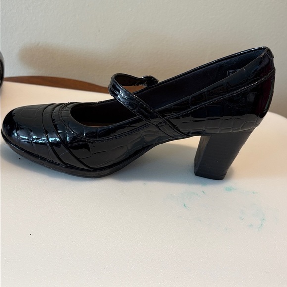 Clarks Collection soft cushion heels
Rounded toe  ankle strap  black patent Croc - Picture 6 of 11